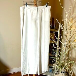 Chico’s 2.5 100% Linen wide leg trousers.  Front zip, side pockets. EUC